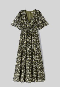 Robe florale longue et verte avec un décolleté en V, des manches courtes et flottantes, une taille froncée et une jupe à volants. Fabriquée en tissu léger et texturé.