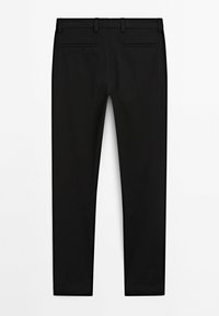Pantaloni neri sagomati con vestibilità slim, realizzati in un tessuto morbido, con vita piatta, due tasche posteriori e passanti per cintura.