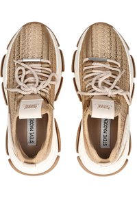 Beige Strick-Sneaker mit strukturiertem Obermaterial, cremefarbenen Akzenten und robusten Gummisohlen. Ausgestattet mit dicken Schnürsenkeln und einer Markierung an der Fersenschlaufe.