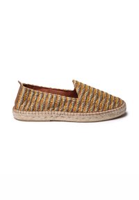 Zapato slip-on de esparto tejido con un patrón a rayas en naranja, amarillo y gris. Suela de yute natural con un acento de cuero marrón en el talón.