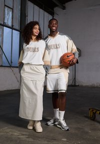 Nike Performance NBA CITY EDITION CHICAGO BULLS HOCKEY - Topper langermet - white/oatmeal/hemp/dark steel grey
