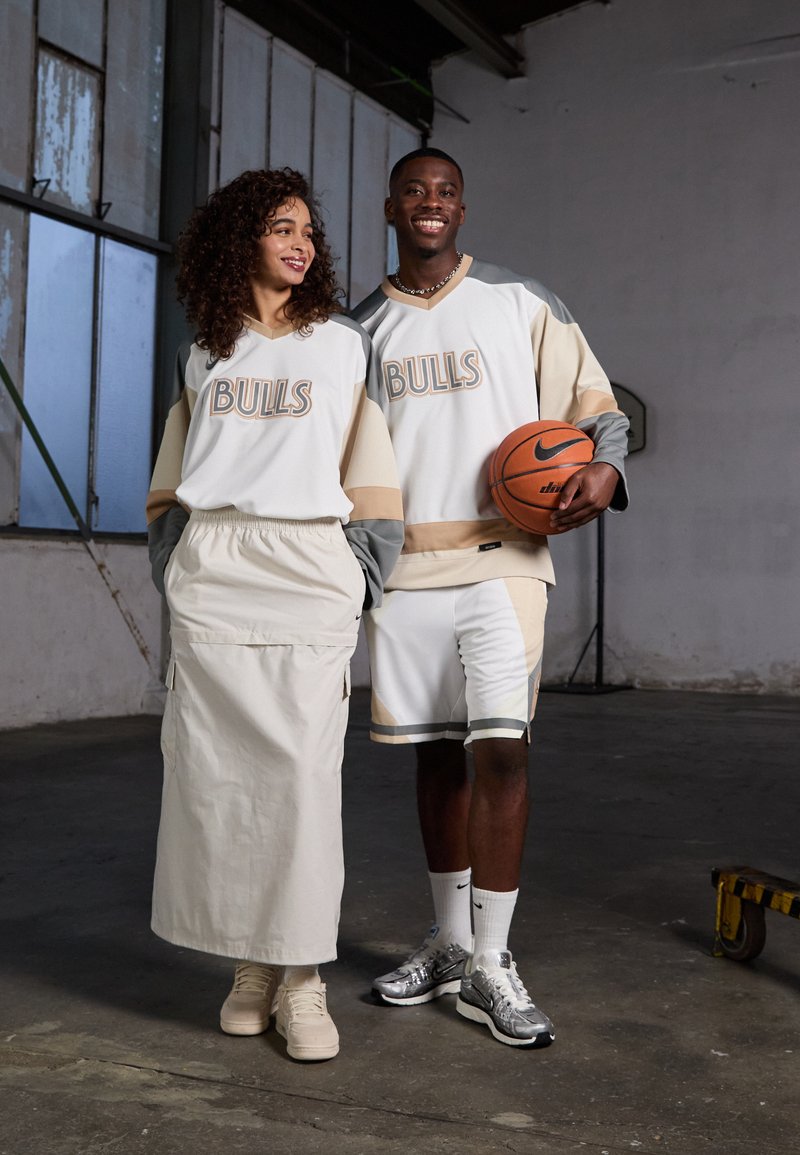 Nike Performance NBA CITY EDITION CHICAGO BULLS HOCKEY - Topper langermet - white/oatmeal/hemp/dark steel grey