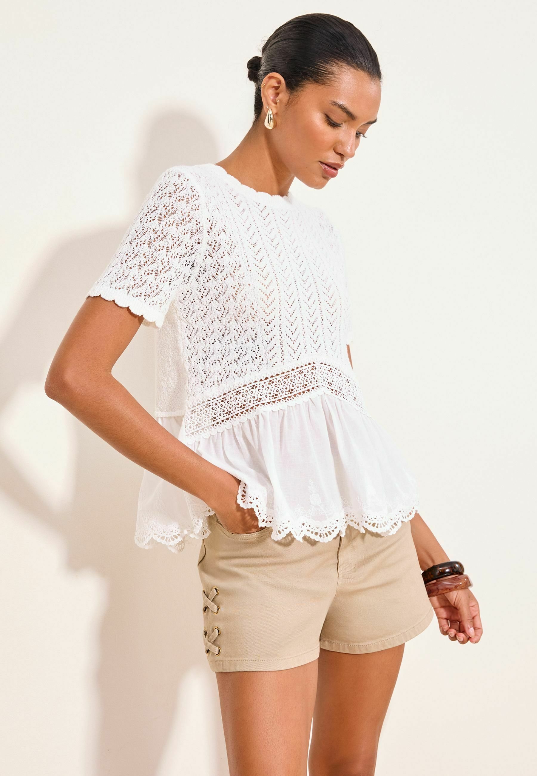 Lipsy KNITTED CROCHET DETAIL SCALLOP T-SHIRT - Blouse - white/wit