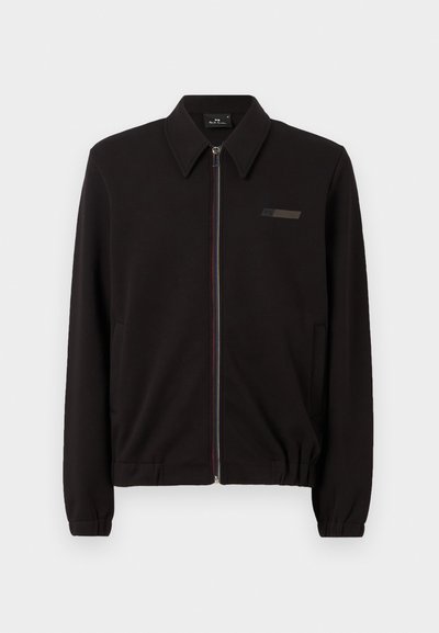 Chaqueta negra con cuello, cierre frontal con detalles coloridos y puños y dobladillo elásticos. Incluye acentos sutiles de logotipo.