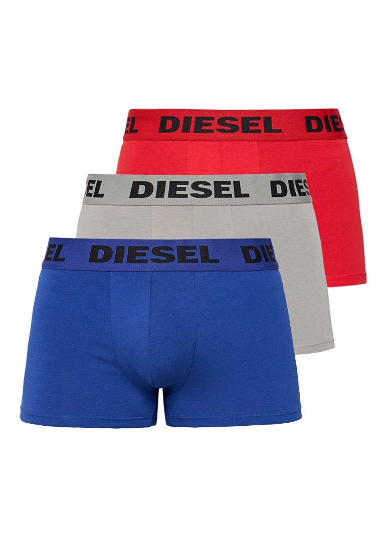 Trzy pary bokserków Diesel w kolorach czerwonym, szarym i niebieskim. Każda para ma elastyczny pasek w kontrastowych kolorach z logo marki. Wykonane z miękkiej bawełny.