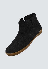 Schwarze Filz-Ankle Boots mit hohem Kragen und einem Ausschnitt. Verfügt über ein strukturiertes Obermaterial und eine braune Gummisohle mit einem gemusterten Profil.