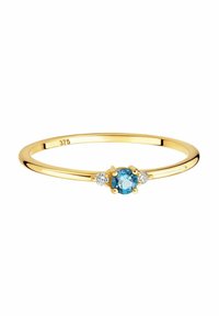 Anello d'oro con una fascia sottile, caratterizzato da una pietra centrale tonda in turchese e due piccole pietre chiare su entrambi i lati. Marcato "375" all'interno.