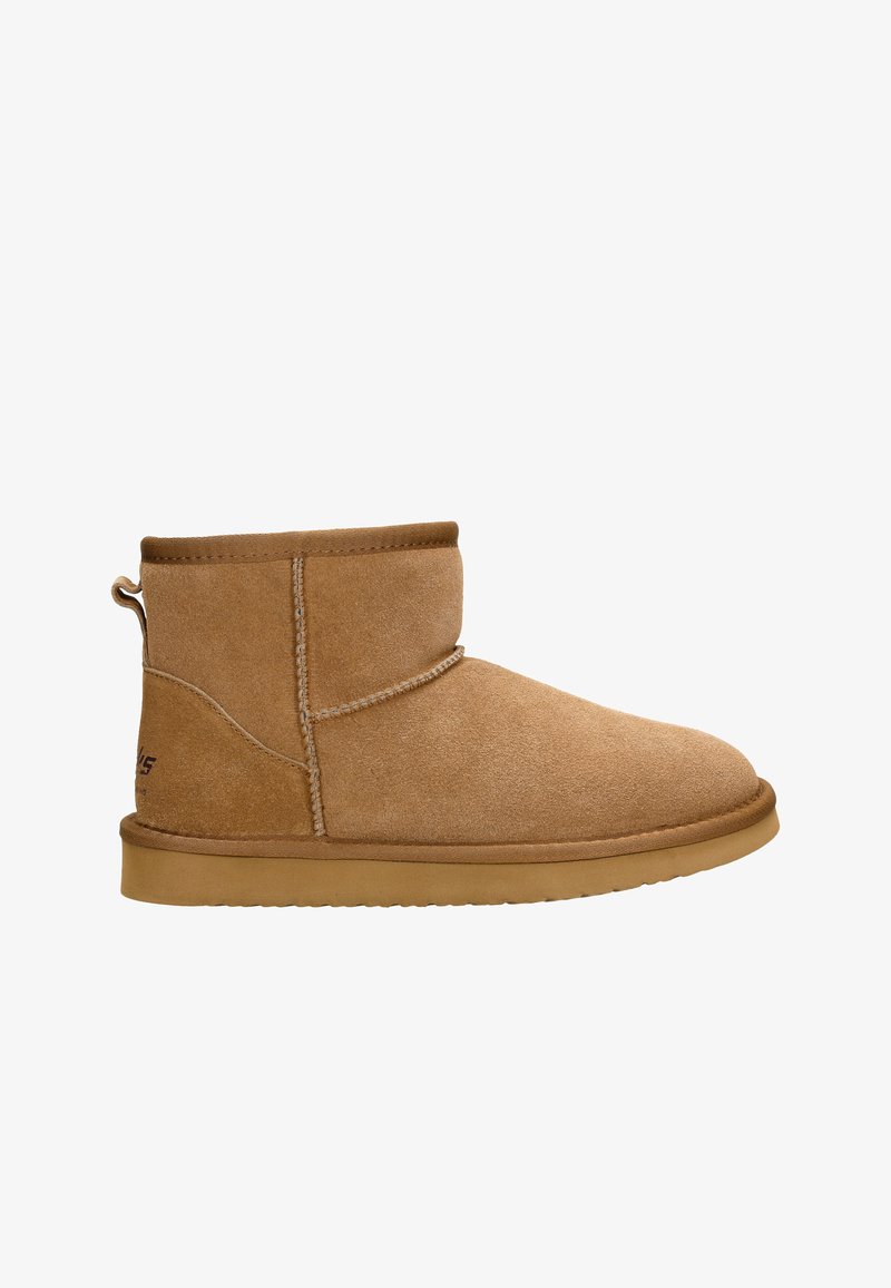 Bruine suède enkelboots met een zachte textuur, ronde neus en lage rubberen zool. Voorzien van een treklus aan de achterkant en subtiele stiksels.