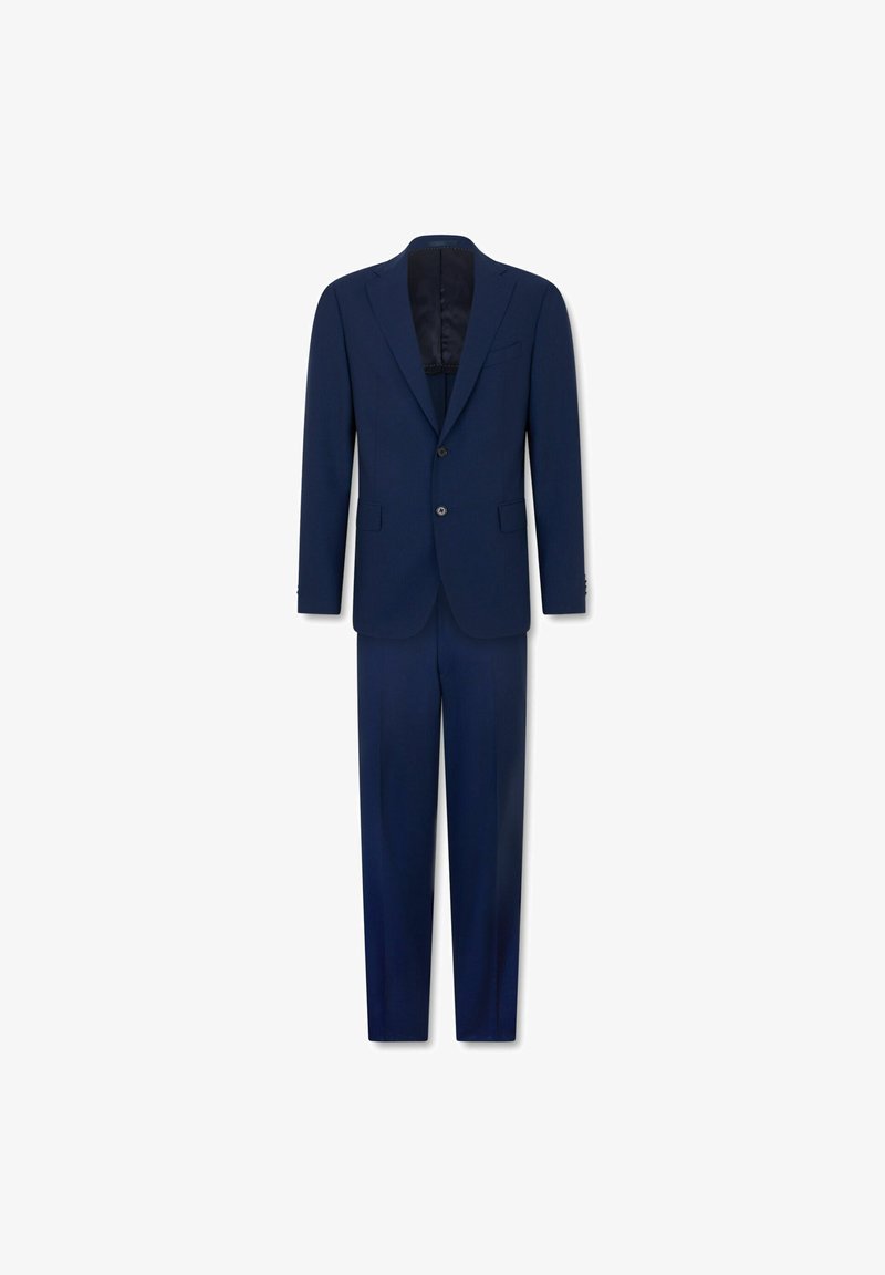 Tmavě námořnicky modrý dvoudílný pánský oblek s jednoručným sakem a odpovídajícími kalhotami, vystavený na bílém pozadí.