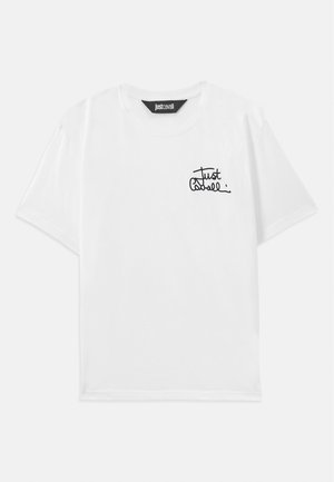 Hvit T-skjorte med korte ermer laget av bomull, med rund hals. Har svart brodert tekstlogo på venstre brystområde.