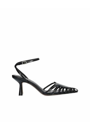 Zwarte lakleren kitten heel sandaal met enkelbandje en open kooi-stijl puntige neus.