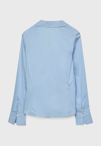 Camicia a maniche lunghe blu chiaro con righe verticali bianche, colletto classico, polsini con bottoni e una texture del tessuto liscia.