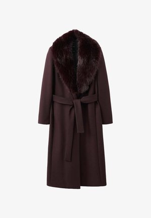 Bordowy płaszcz z futrzanym kołnierzem, z paskiem w talii, długimi rękawami i prostym krojem, wykonany z miękkiej, teksturowanej tkaniny.