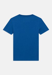 Μπλε βαμβακερό t-shirt με κλασική στρογγυλή λαιμόκοψη, κοντά μανίκια και λεία υφή. Απλή πλάτη χωρίς σχέδια ή διακοσμητικά στοιχεία.