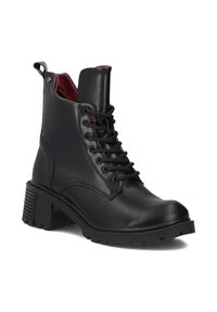 Czarne skórzane botki za kostkę z masywnym obcasem, okrągłym czubkiem, czerwonym wykończeniem w środku, sznurowaniem z przodu oraz pętelką z tyłu ułatwiającą zakładanie.
