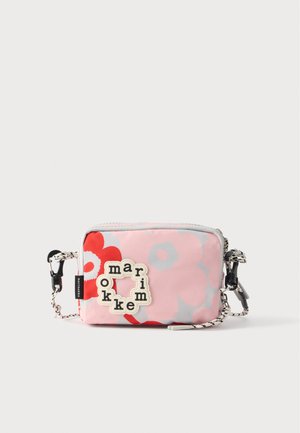 Pequeño bolso rectangular bandolera con estampado floral rosa y rojo, correa en blanco y negro, y parche de texto "marimekko" en la parte delantera.