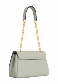 Borsa a mano in pelle grigia dal design strutturato, con tracolla a catena dorata e dettaglio nero sulla maniglia superiore. Dotata di chiusura a patta.