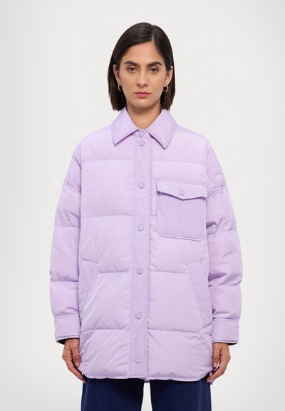 Fliederfarbene Steppjacke mit klassischem Kragen, Frontknöpfen und einer Brusttasche. Hergestellt aus glattem, gepolstertem Material. Geeignet zum Schichten.