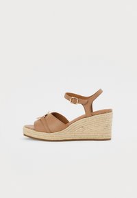 Sandales compensées en cuir marron avec une semelle en jute tressé. Comprend une bride de cheville avec une boucle en métal et deux brides croisées à l'avant.