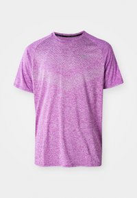 Lila Sport-T-Shirt mit einem strukturierten, melierten Design. Kurze Ärmel und ein runder Ausschnitt mit einem kleinen silbernen Logo auf der Brust.