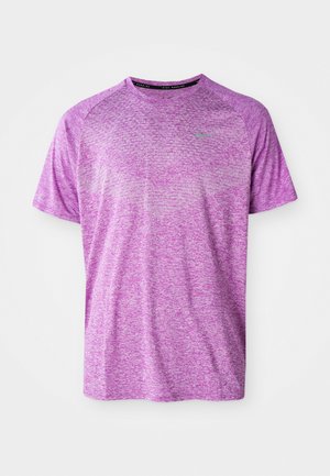 Lila Sport-T-Shirt mit einem strukturierten, melierten Design. Kurze Ärmel und ein runder Ausschnitt mit einem kleinen silbernen Logo auf der Brust.