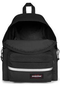 Mochila negra con un gran compartimento abierto, bolsillo frontal con cremallera, cinta reflectante, tejido resistente y un asa superior reforzada.