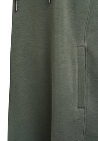 Olivově zelená mikina z bavlněné směsi s kapucí na stažení, s vroubkovanými manžetami a boční kapsou, hladká textura, minimalistický design.