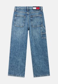 Jeans di denim blu con taglio dritto a gamba larga, caratterizzati da due tasche posteriori e una tasca cargo laterale. Vita con marchio e dettagli del logo.