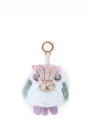Vlussige, lichtblauwe vogel sleutelhanger met een metalen snavel, decoratieve roze veren, juweelaccenten en groene vleugels. Ronde gouden sleutelhanger bevestiging.
