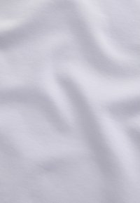Tissu gris clair lisse et doux avec des plis et des ombres subtils, mettant en valeur sa texture et son effet de drapé délicat.
