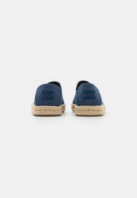 Scarpe slip-on in tela blu navy con suola in juta intrecciata e retro testurizzato con un discreto dettaglio del logo.