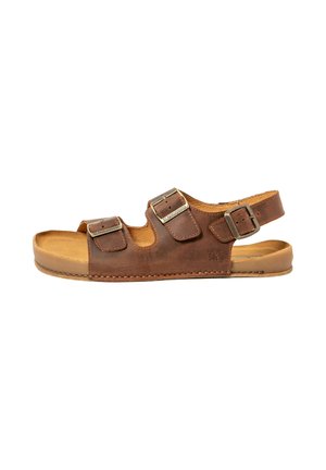 Sandalia de cuero marrón con tres hebillas metálicas ajustables y suela acolchada, diseñada para la comodidad y el uso casual.