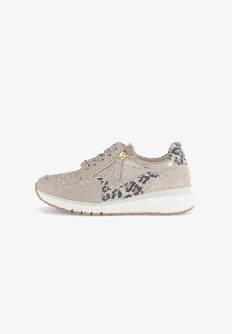 Baskets en daim beige avec accents imprimé léopard, tige texturée, design à lacets et semelle blanche coussinée avec une semelle extérieure marron clair.