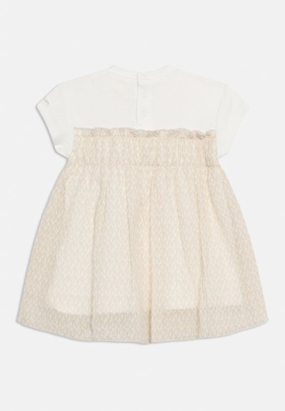 Βρεφικό φόρεμα με κοντά μανίκια, λευκό πάνω μέρος, ελαστική μπεζ μέση και μπεζ φούστα με επαναλαμβανόμενο μοτίβο "MK".