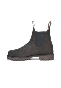 Stivale Chelsea in pelle marrone con pannelli laterali in elastico, linguette per il tiraggio, suola in gomma robusta e finitura testurizzata. Design classico all'altezza della caviglia.