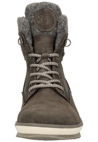 Braune Leder-Stiefelette mit grauem Fleece-Futter, metallischen Ösen und strukturierten grauen Schnürsenkeln. Verfügt über eine Gummisohle mit einem weißen Akzent.