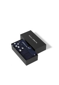 Granatowe skarpetki w czarnym pudełku, z parą w kropki i drugą w jednolitym granacie. Pudełko oznaczone napisem "PAKO LORENTE."