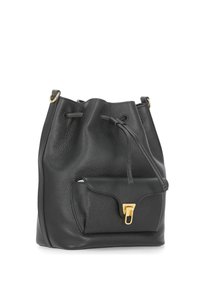 Borsa a secchiello nera in pelle con finitura testurizzata, chiusura con coulisse e tasca frontale con hardware dorato. Design compatto e minimalista.
