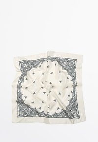 Écharpe en soie blanche ornée d'une bordure en paisley noir et de motifs délicats avec de petits nœuds disséminés au centre.