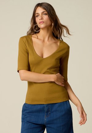 Oltre, T-SHIRT CON SCOLLO A V E MANICHE SLIM - T-Shirt basic - verde