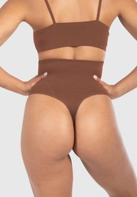 Bruine geribbelde bralette en hoog heupslipje, met verstelbare bandjes en een gladde, rekbare textuur, weergegeven vanuit de achterkant.