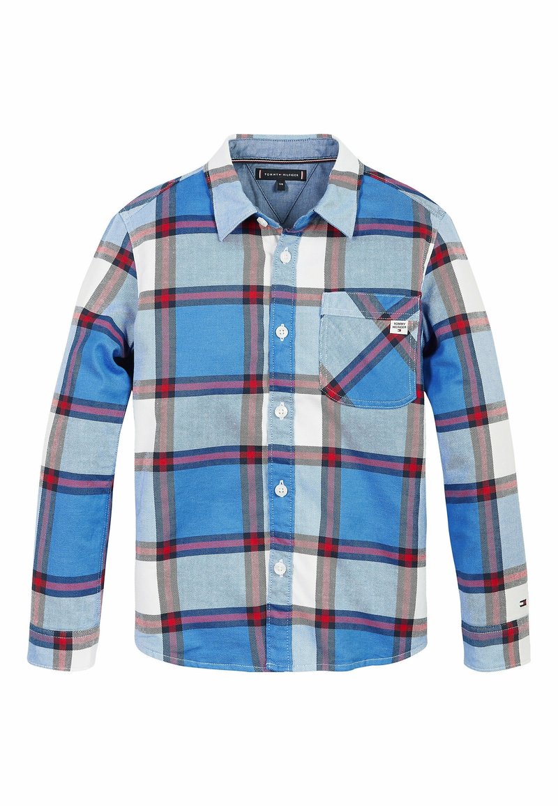 Chemise à manches longues à carreaux bleu, blanc, gris et rouge, avec col, ouverture boutonnée sur le devant et une seule poche poitrine, sur fond blanc.