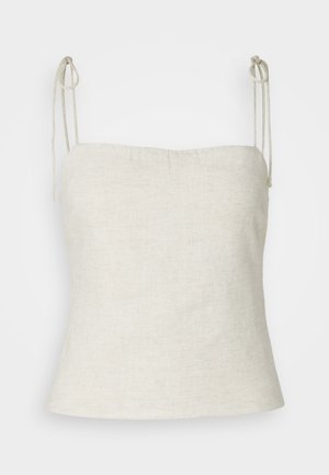 Top alb din in cu reglaje la umeri, decolteu drept și o siluetă ajustată care se îngustează spre tiv.