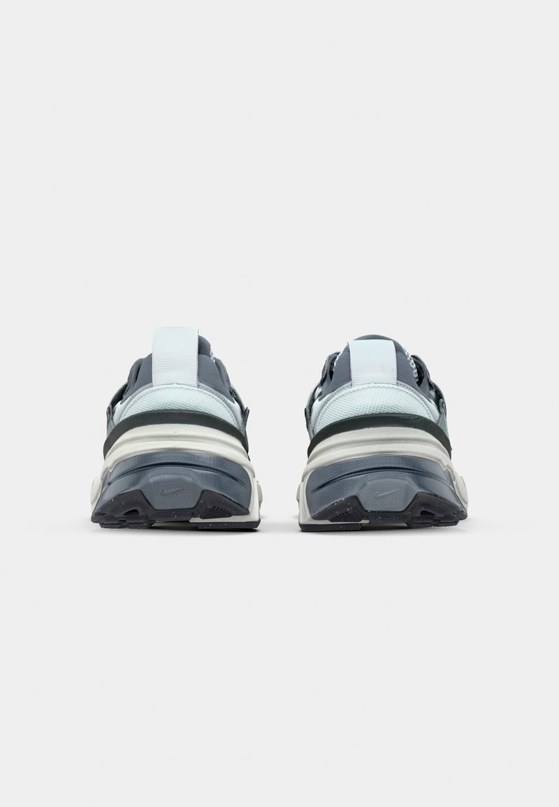 Zapatillas deportivas con una parte superior en azul marino oscuro y celeste, refuerzo en el talón, entresuela acolchada y suela exterior de goma texturizada.