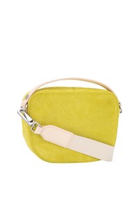 Suède gele crossbody tas met een gladde beige riem, rechthoekige vorm, afgeronde hoeken en zilveren hardware-accent.