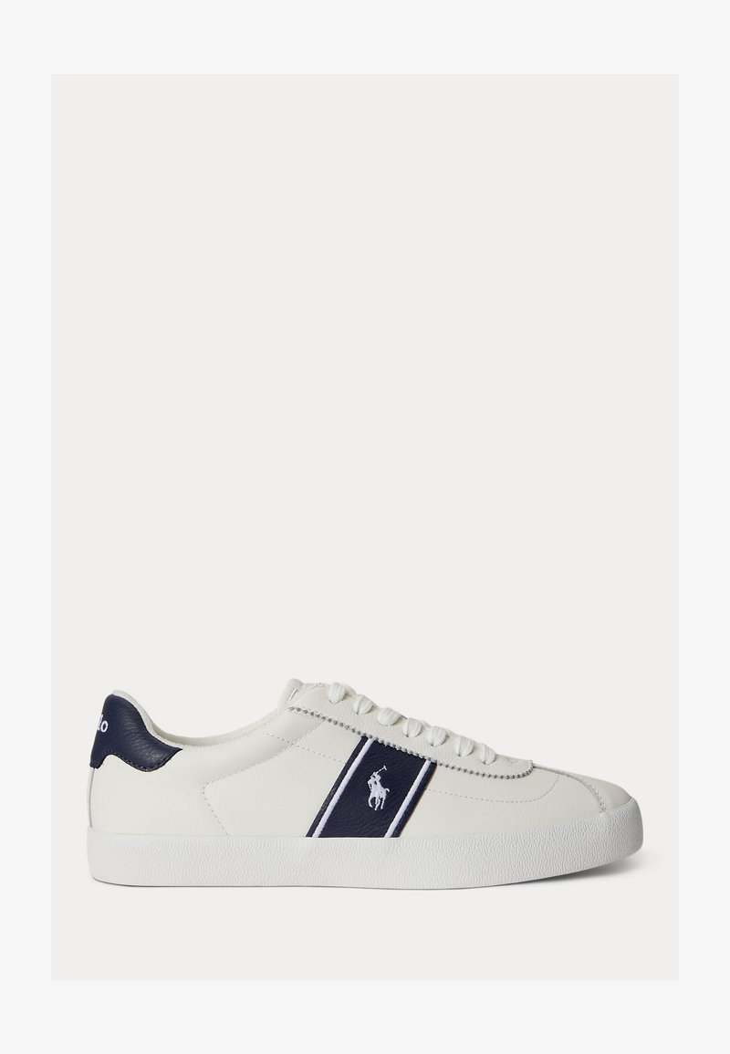 Λευκό αθλητικό παπούτσι χαμηλού τύπου με μπλε ναυτικό αποχρώσεις, λογότυπο πλαϊνού παίκτη πόλο και λευκά κορδόνια σε υφασμένη σόλα.