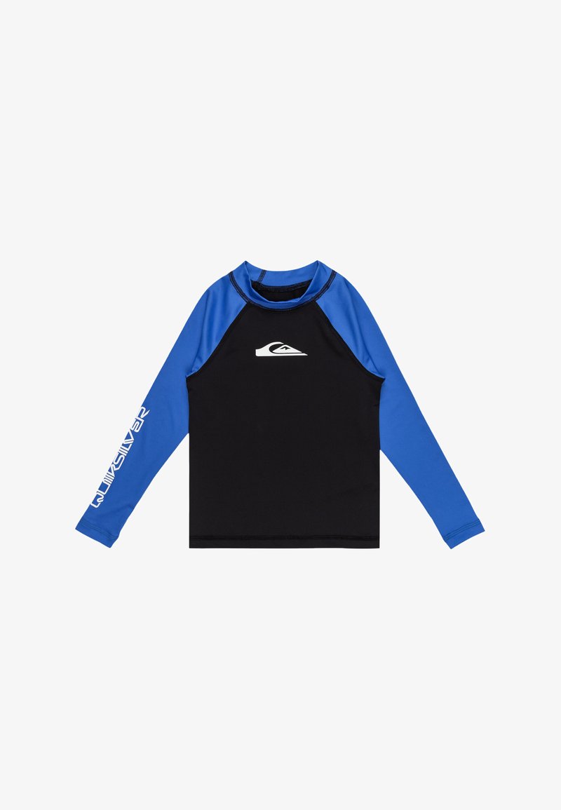 Černá a modrá dlouhá rukávová rash guard s kulatým výstřihem, na hrudi s bílým logem a textem na levém rukávu.