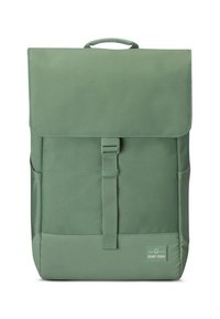 Zelený batoh s obdélníkovým designem, vyrobený z texturované látky. Má překlopné víko, nastavitelný popruh a boční kapsy.