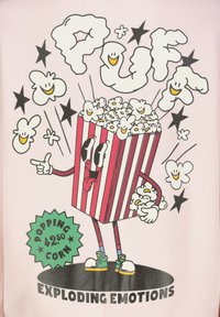 Cartoon-stijl popcornemmer met rood-witte strepen, een glimlachend gezicht en popcorn die eruit valt, omringd door popcornwolkjes en sterren. Tekst eronder luidt "Poppend $2,50 Maïs Exploderende Emoties."