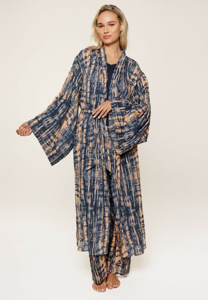 Kimono-stijl badjas in marineblauw en beige tie-dye patroon, gemaakt van lichte stof met brede mouwen en een bijpassende riem.
